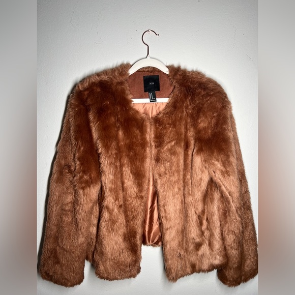 2 brand new fur jackets ! One fur vest & one long sleeve ! - Picture 2 of 9